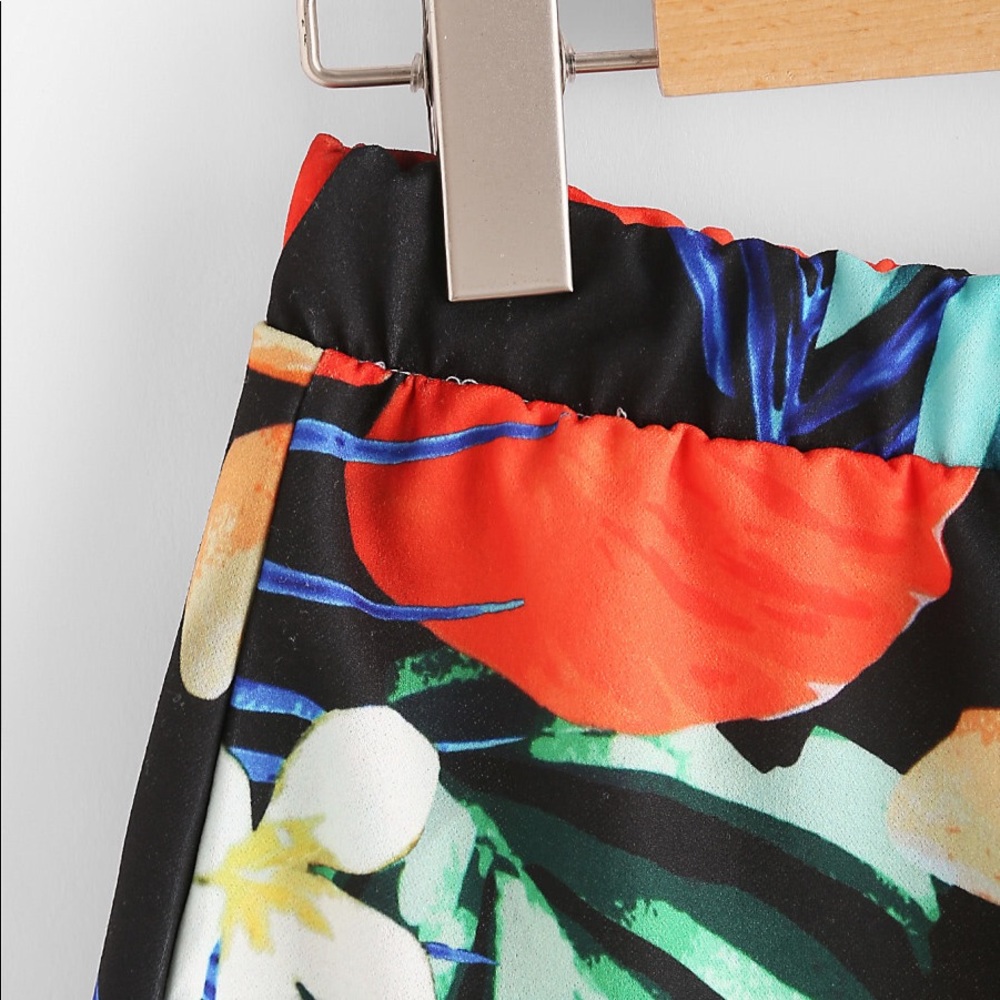 🆕Tropical print frill hem satin shorts - Picture 3 of 5